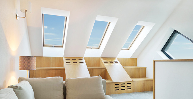 Fenêtres de toit Roto® dans un grand salon